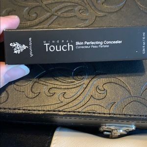 Younique mineral touch skin perfecting concealer